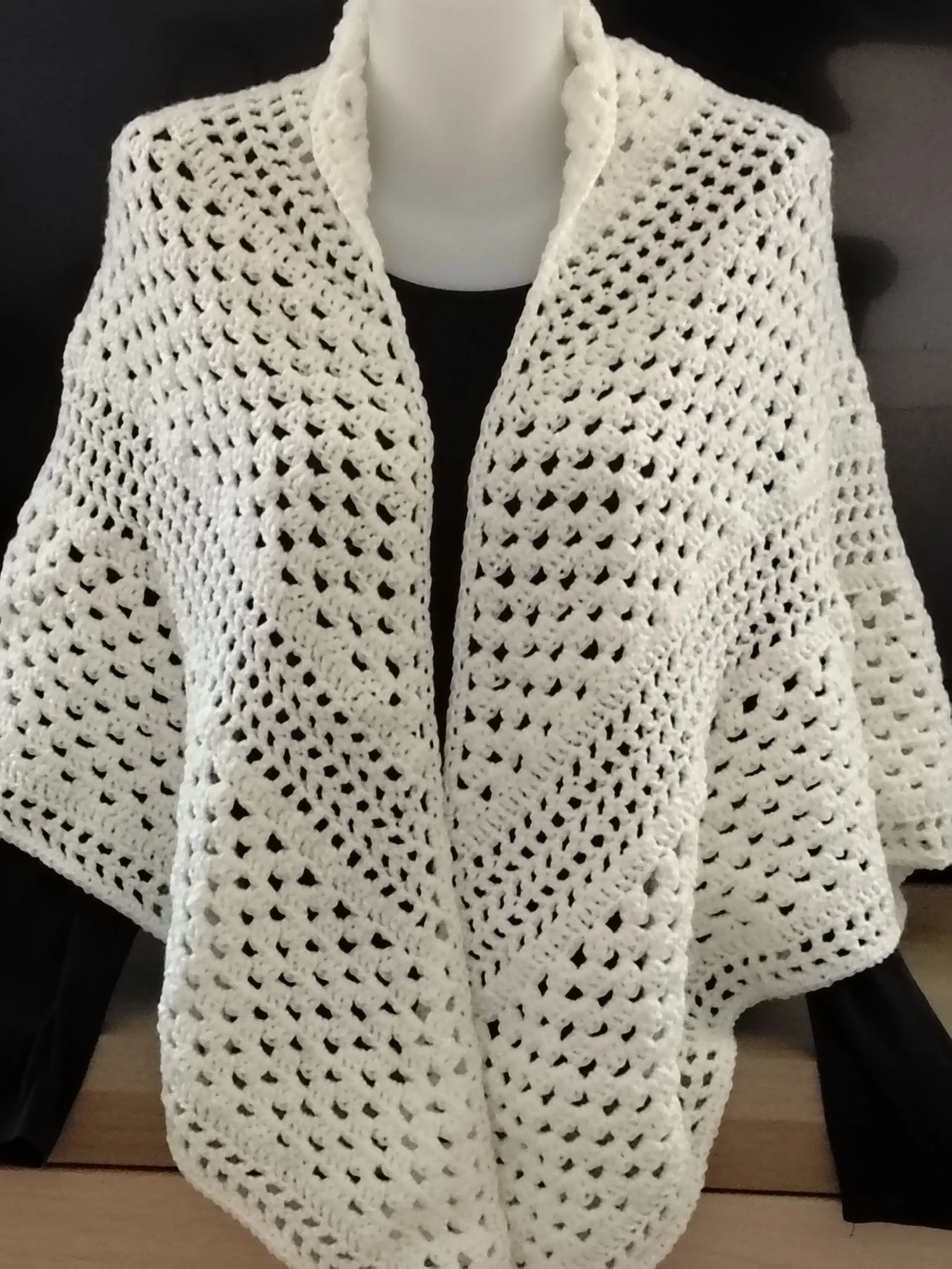 Châle ajouré blanc en acrylique au crochet
